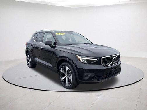 2025 Volvo XC40 B5 Plus Bright Theme