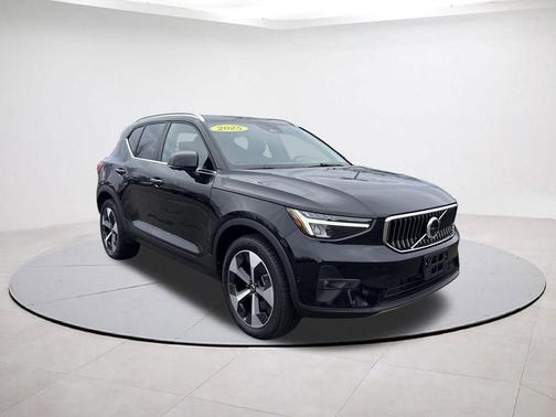 2025 Volvo XC40 B5 Plus Bright Theme