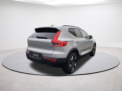 2025 Volvo XC40 B5 Plus Dark Theme