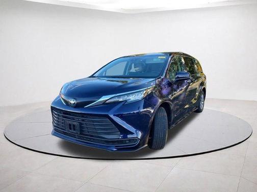 2023 Toyota Sienna LE