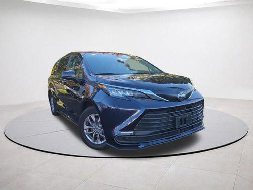 2023 Toyota Sienna LE
