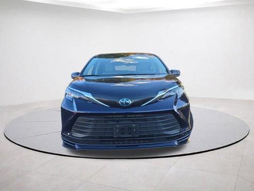 2023 Toyota Sienna LE