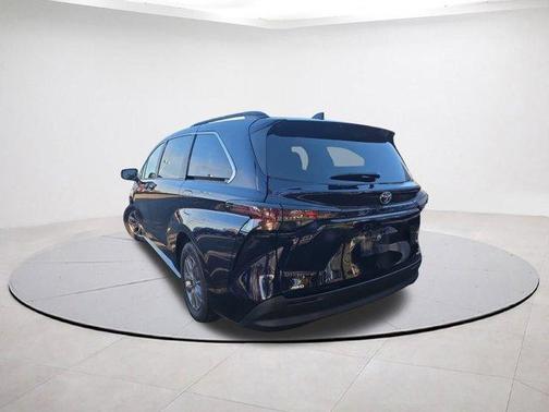 2023 Toyota Sienna LE