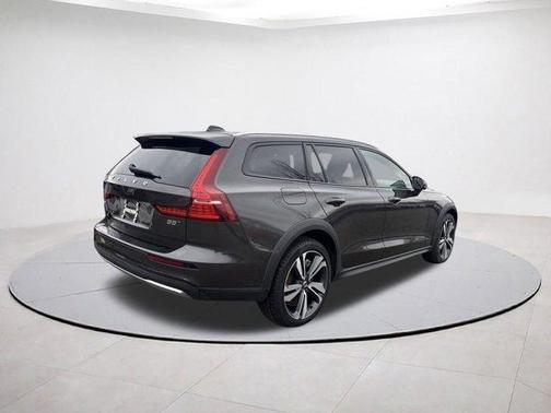 2025 Volvo V60 Cross Country B5 Plus