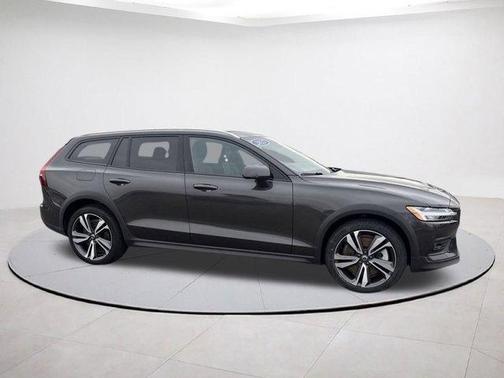 2025 Volvo V60 Cross Country B5 Plus