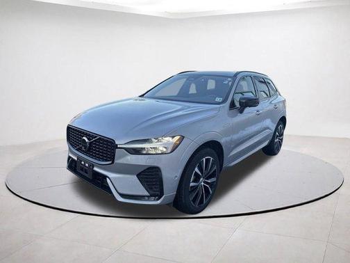 2023 Volvo XC60 B5 Plus Dark Theme