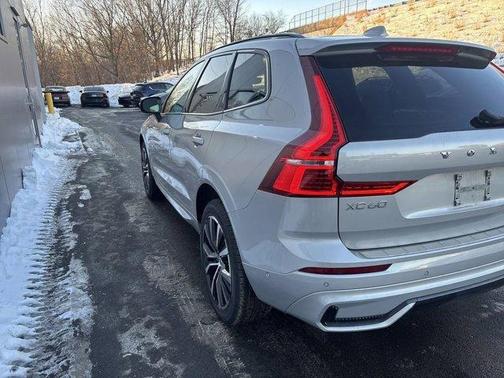 2023 Volvo XC60 B5 Plus Dark Theme