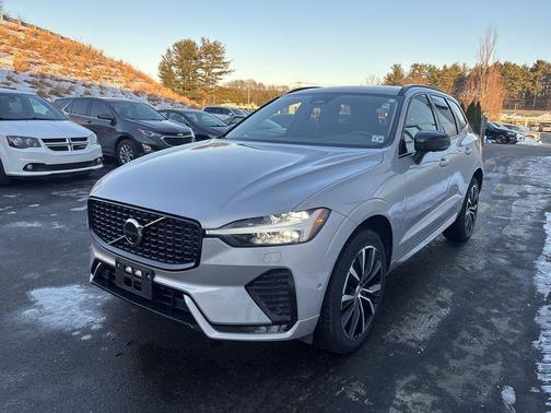 2023 Volvo XC60 B5 Plus Dark Theme