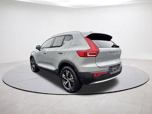 2025 Volvo XC40 B5 Core Bright Theme