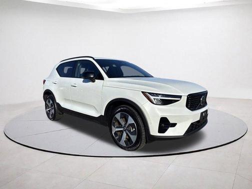 2025 Volvo XC40 B5 Plus Dark Theme