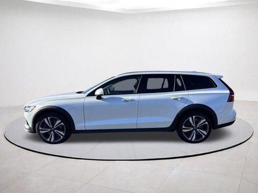 2023 Volvo V60 Cross Country B5 Plus