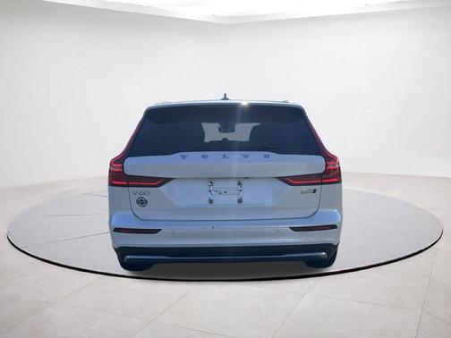 2023 Volvo V60 Cross Country B5 Plus