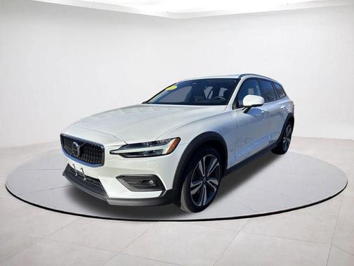 2023 Volvo V60 Cross Country B5 Plus