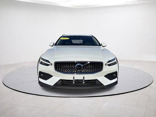 2023 Volvo V60 Cross Country B5 Plus