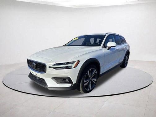 2023 Volvo V60 Cross Country B5 Plus
