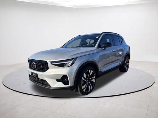 2025 Volvo XC40 B5 Plus Dark Theme