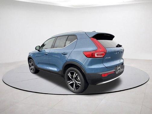 2025 Volvo XC40 B5 Core Bright Theme