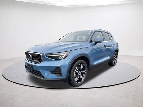 2025 Volvo XC40 B5 Core Bright Theme
