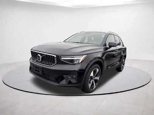 2025 Volvo XC40 B5 Plus Bright Theme