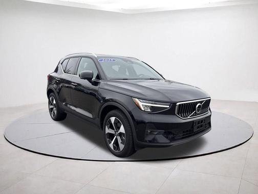 2025 Volvo XC40 B5 Plus Bright Theme