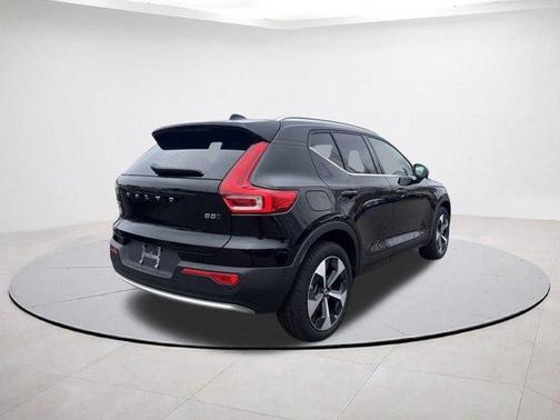 2025 Volvo XC40 B5 Plus Bright Theme