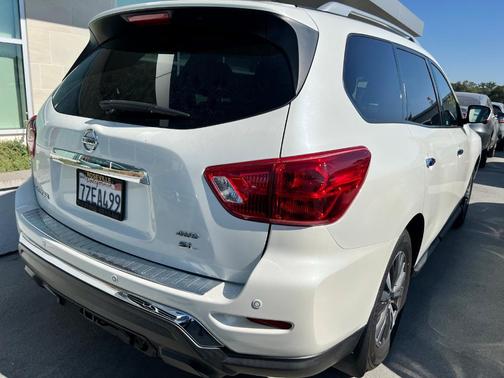 2017 Nissan Pathfinder SL
