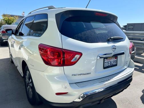 2017 Nissan Pathfinder SL