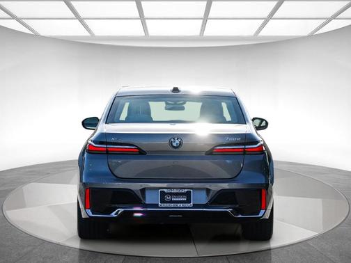 2026 BMW 750e xDrive