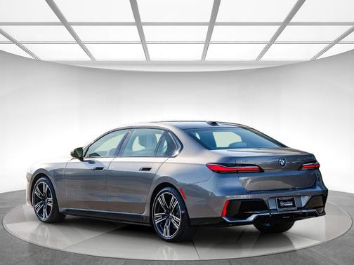 2026 BMW 750e xDrive