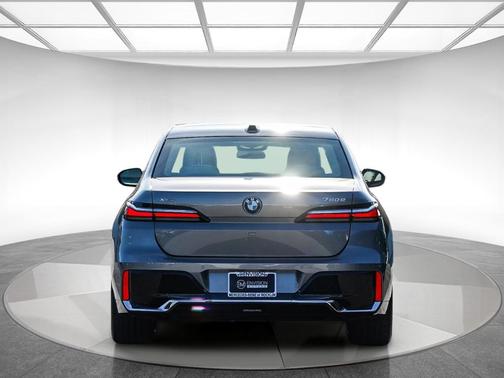 2026 BMW 750e xDrive