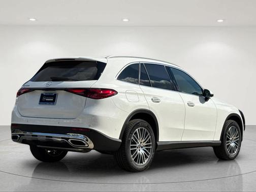 Polar White 2027 Mercedes-Benz GLC 300