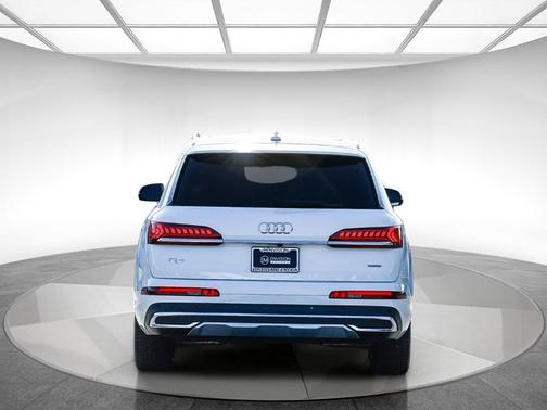 2023 Audi Q7 45 Premium Plus