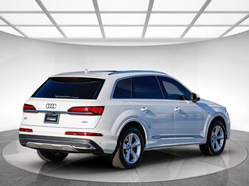 2023 Audi Q7 45 Premium Plus