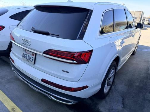 2023 Audi Q7 45 Premium Plus