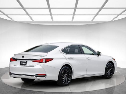 Eminent White Pearl 2025 Lexus ES 300h Luxury