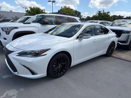 Eminent White Pearl 2025 Lexus ES 300h Luxury