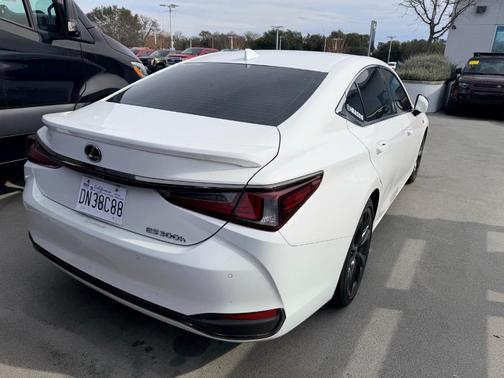 2023 Lexus ES 300h 