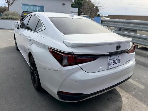 2023 Lexus ES 300h 