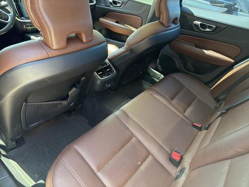 Crystal White Pearl Metallic 2019 Volvo S60 T6 Inscription