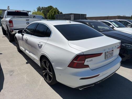 Crystal White Pearl Metallic 2019 Volvo S60 T6 Inscription