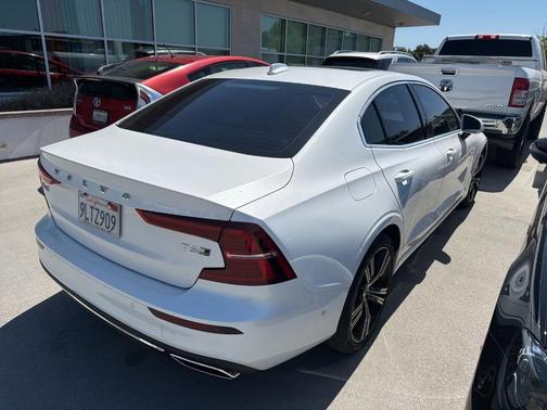 Crystal White Pearl Metallic 2019 Volvo S60 T6 Inscription