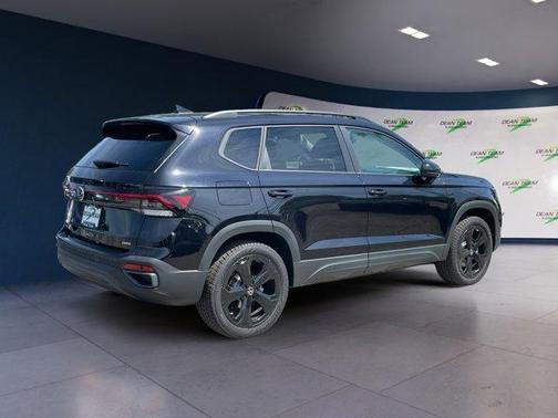 2025 Volkswagen Taos 1.5T SE Black