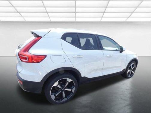2020 Volvo XC40 T4 Momentum