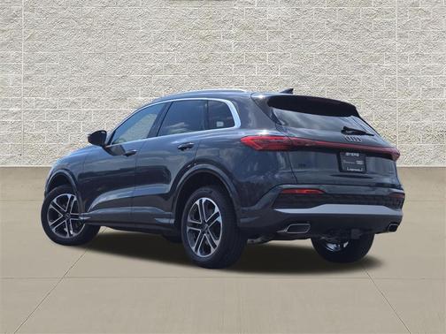 Tambora Gray Metallic 2025 Audi Q5 Premium TFSI quattro S tronic