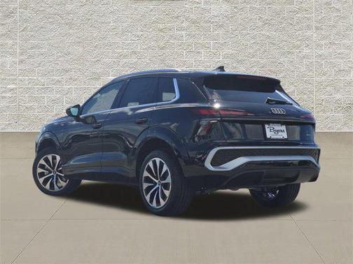 Mythos Black Metallic 2026 Audi Q3 TFSI quattro S tronic
