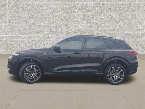 Mythos Black Metallic 2026 Audi Q5 Premium Plus TFSI quattro S tronic