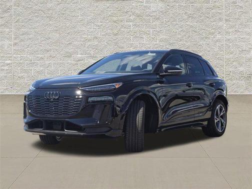 Mythos Black Metallic 2027 Audi Q6 e-tron Premium Plus