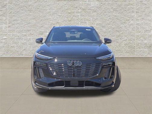 Mythos Black Metallic 2027 Audi Q6 e-tron Premium Plus