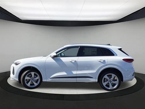 Glacier White Metallic 2025 Audi Q5 Premium Plus TFSI quattro S tronic