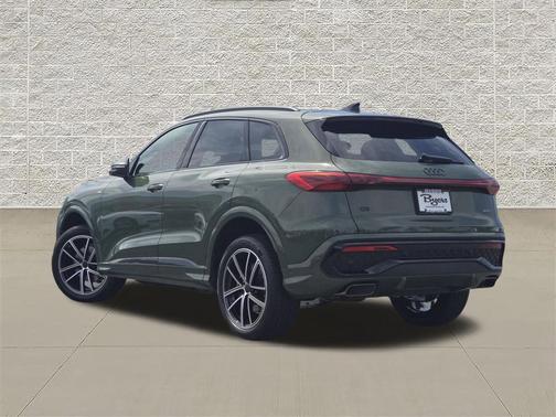 District Green Metallic 2026 Audi Q5 Premium Plus TFSI quattro S tronic